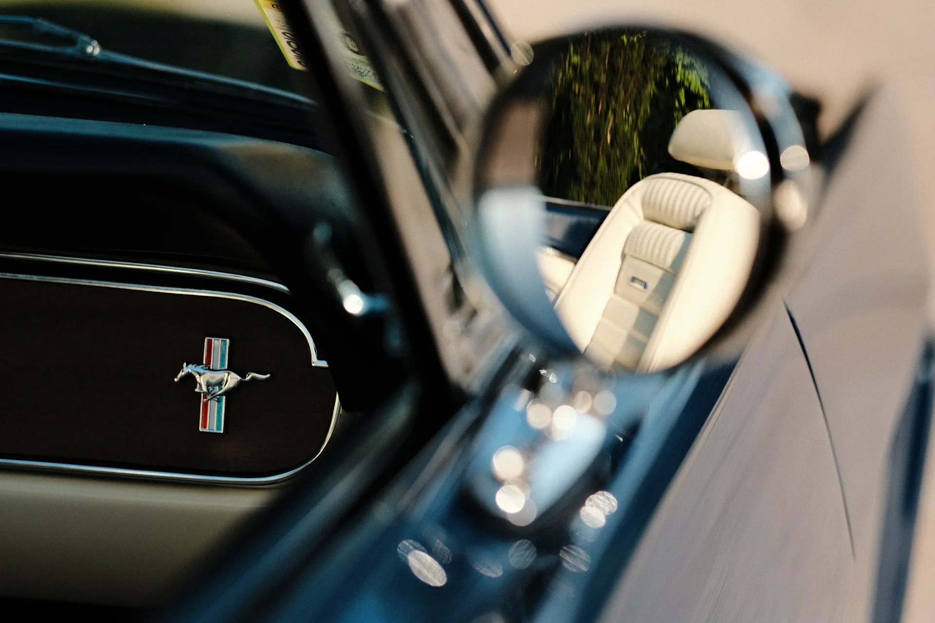 Side badge with reflection of the interior in the mirror
